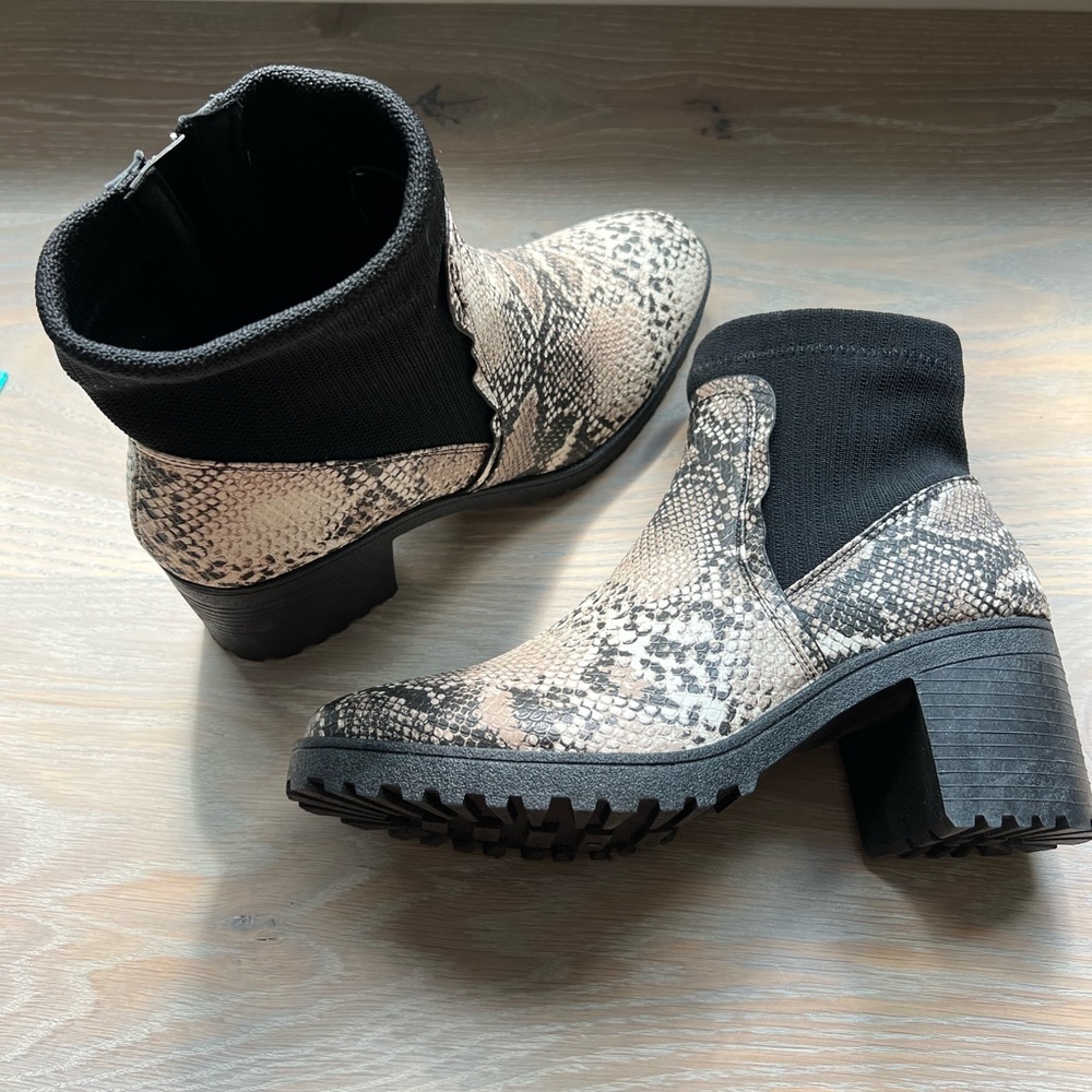 Qupid snakeskin block heel boot size - 10